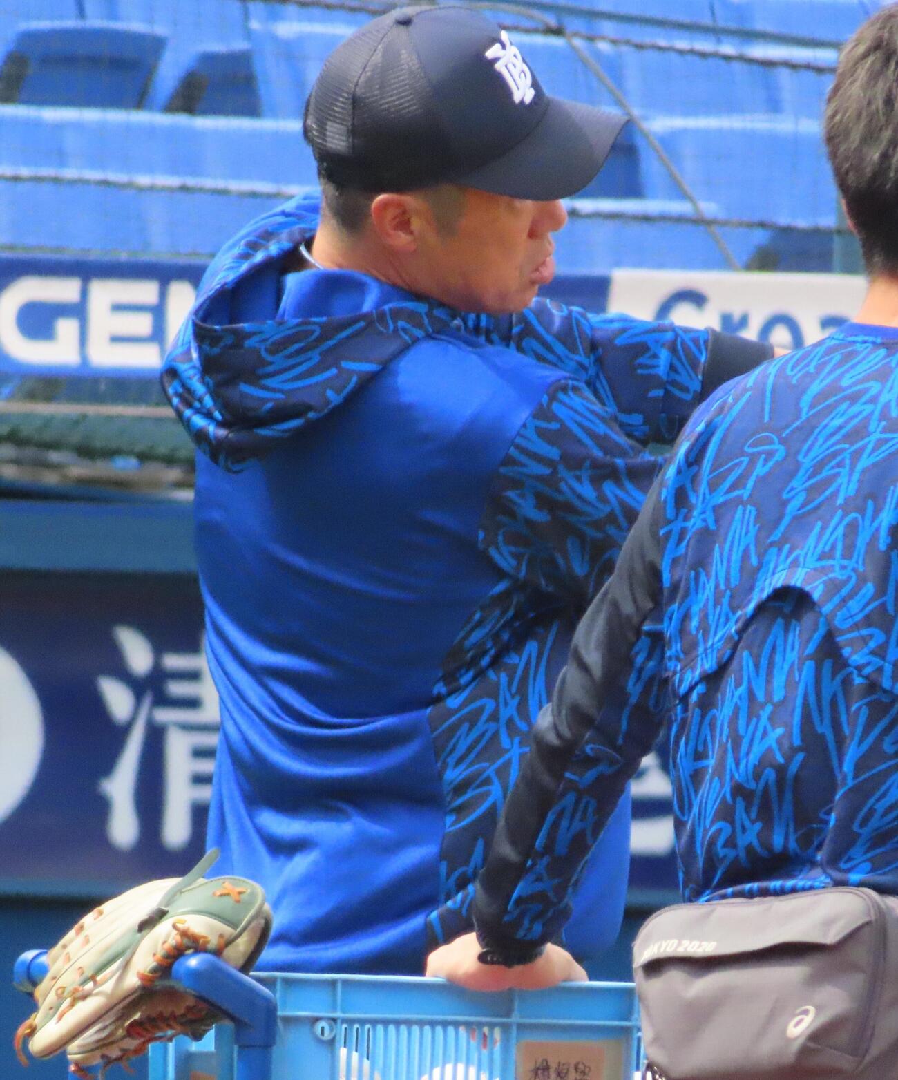 ノックを打つDeNA相川監督