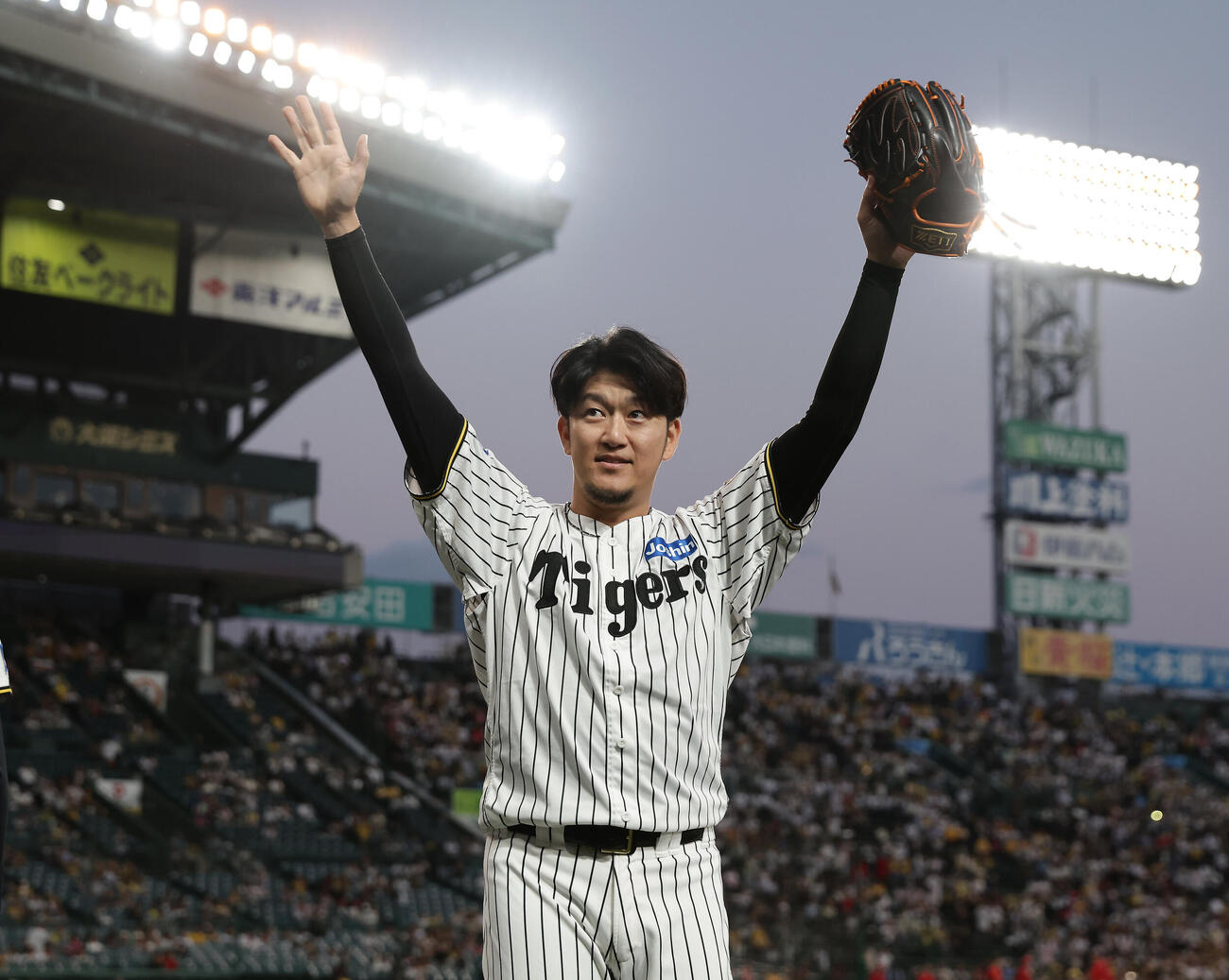 阪神対広島　引退セレモニーでスタンドのファンに手を振る阪神岩貞祐太（撮影・前田充）