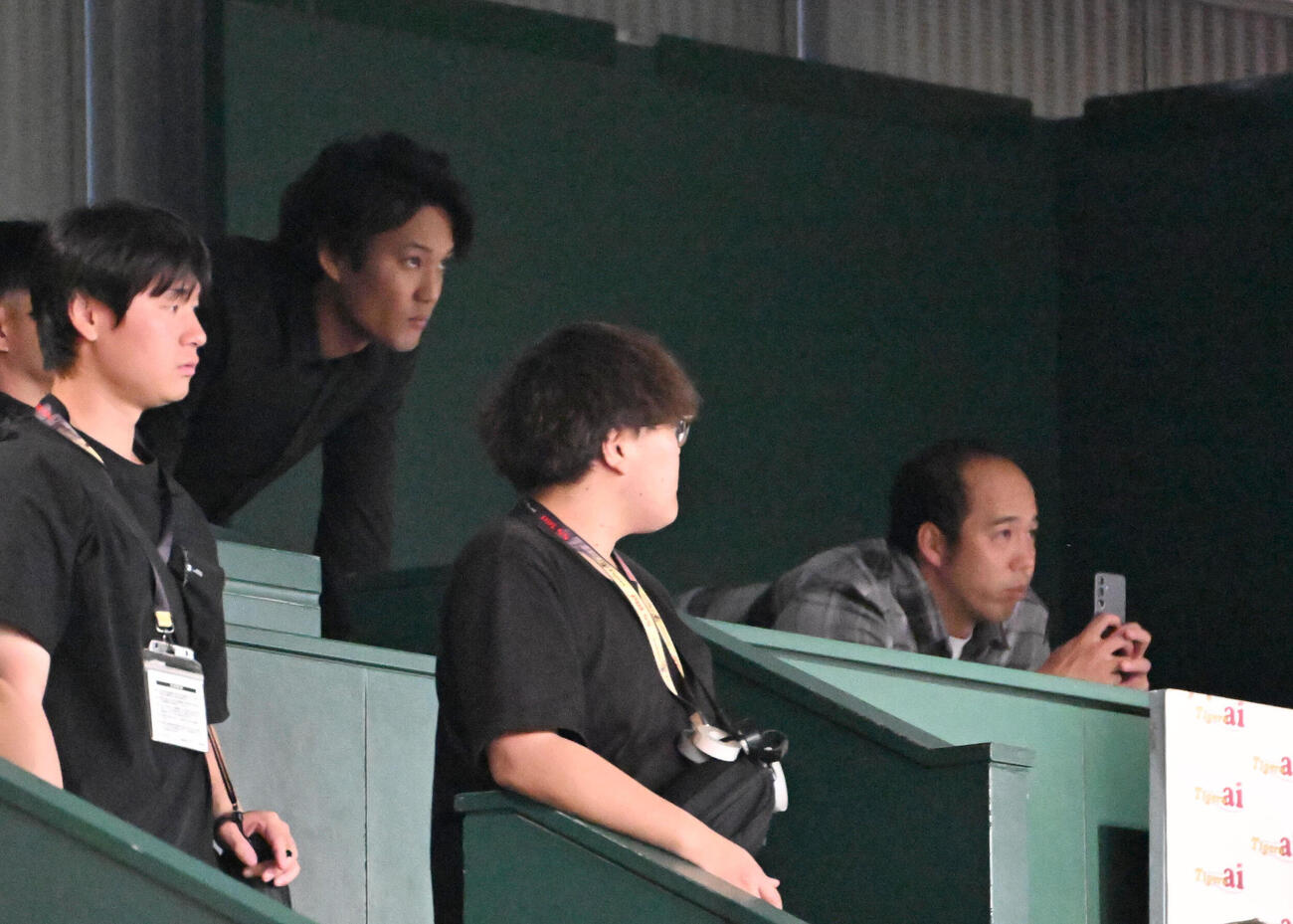 阪神岩貞祐太の引退セレモニーに駆けつけた藤浪晋太郎（左から2人目）、青柳晃洋（右）（撮影・石井愛子）