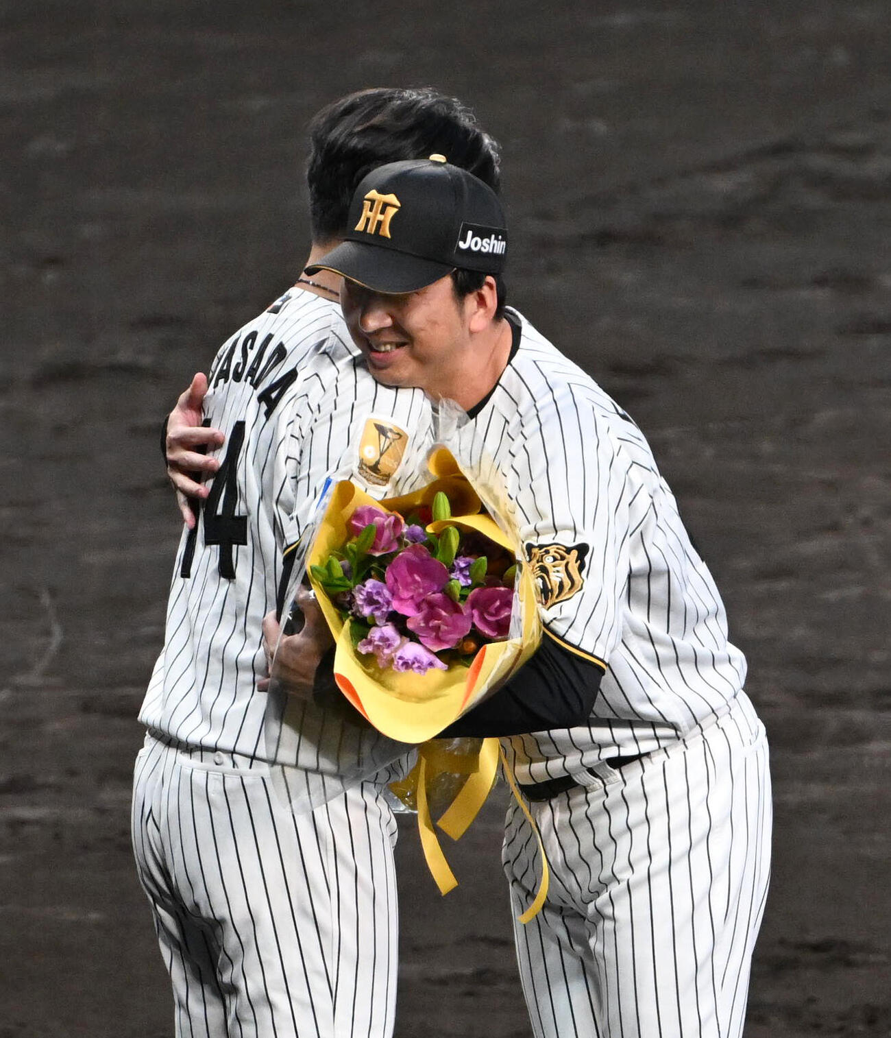 引退セレモニーで阪神藤川球児監督（右）と抱き合う阪神岩貞祐太（撮影・石井愛子）