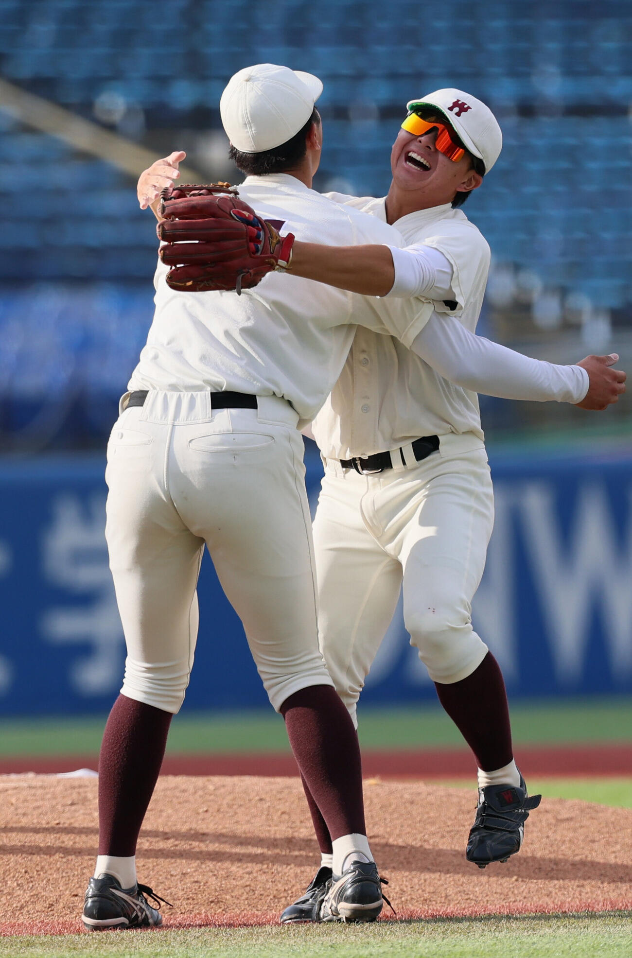 明大対早大　完投勝利を飾りチームメートと抱き合う高橋煌稀（撮影・水谷安孝）