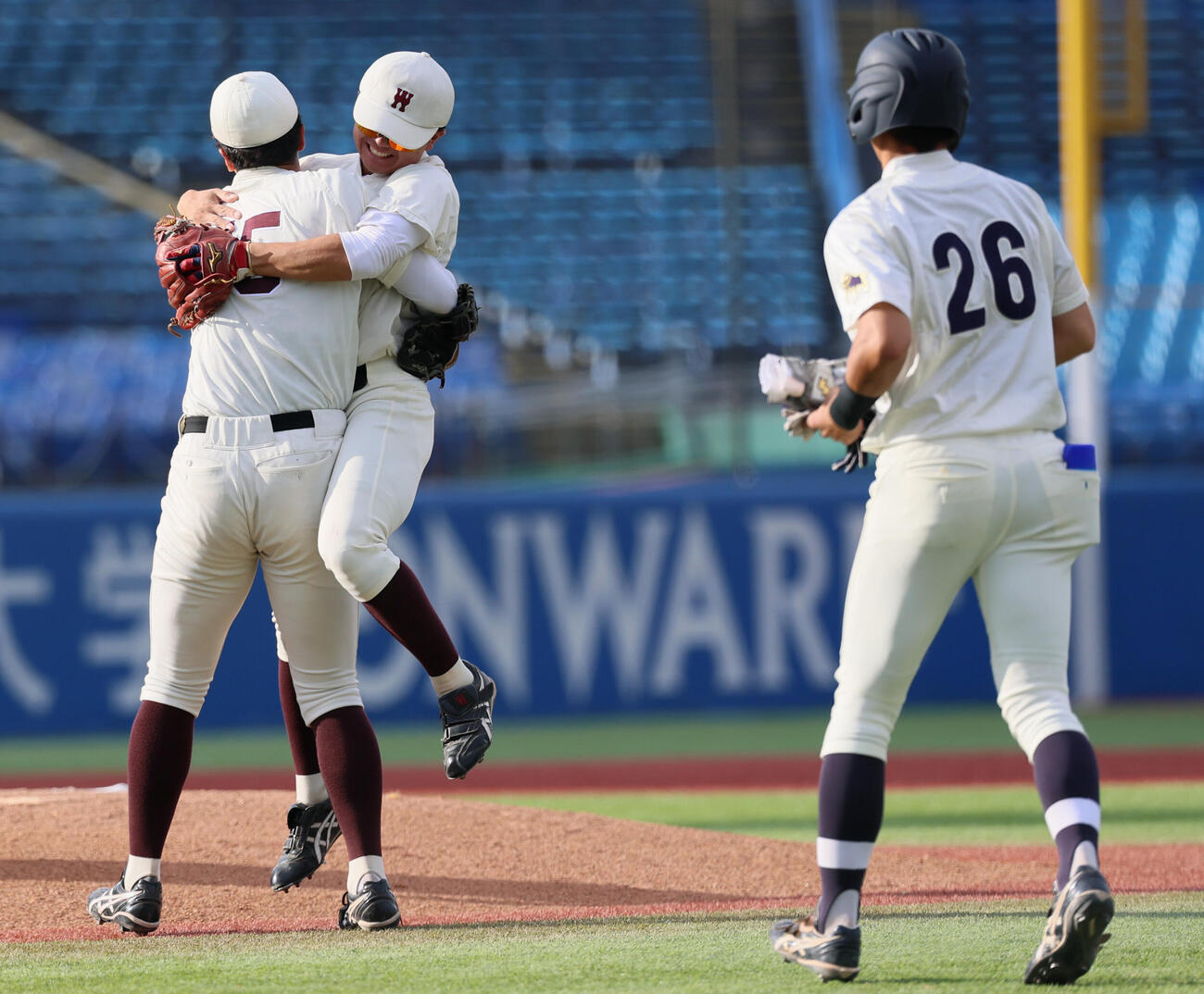 明大対早大　完投勝利を飾りチームメートと抱き合う高橋煌稀（撮影・水谷安孝）