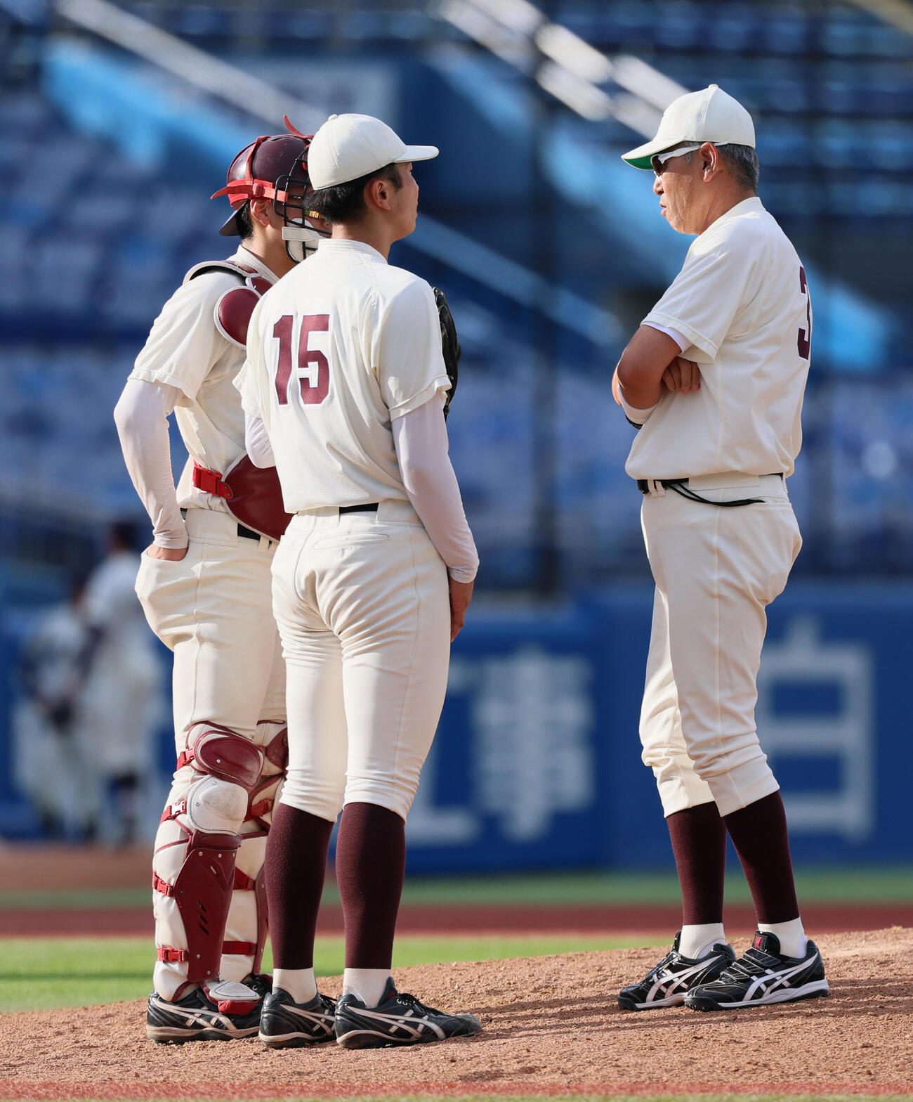 明大対早大　9回表明大2死一塁、高橋煌稀に声をかける早大・小宮山悟監督（撮影・水谷安孝）