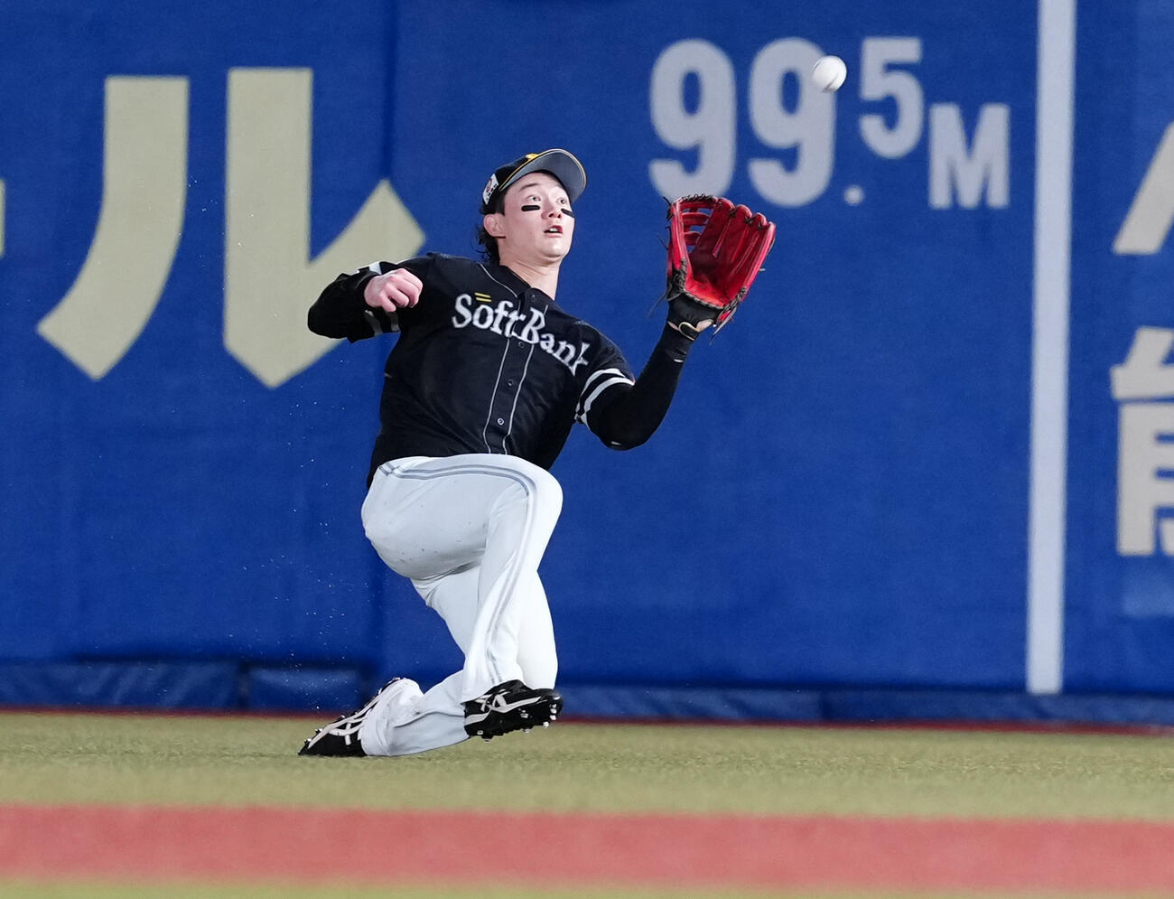 8月、ロッテ戦で右飛を好捕するソフトバンク正木智也