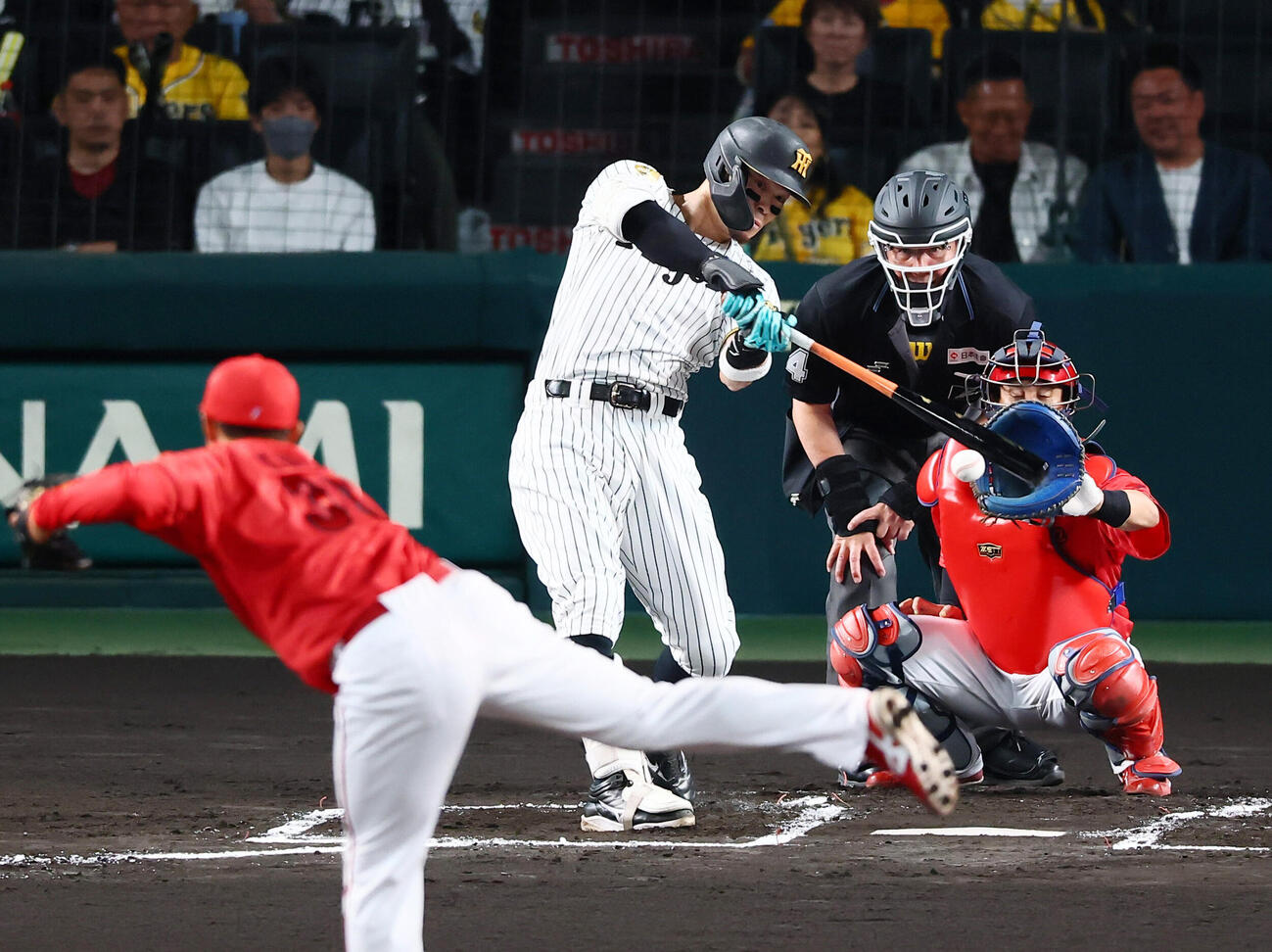阪神対広島　1回裏阪神2死二塁、佐藤輝明は中前先制適時打を放つ。投手工藤泰己（撮影・加藤哉）