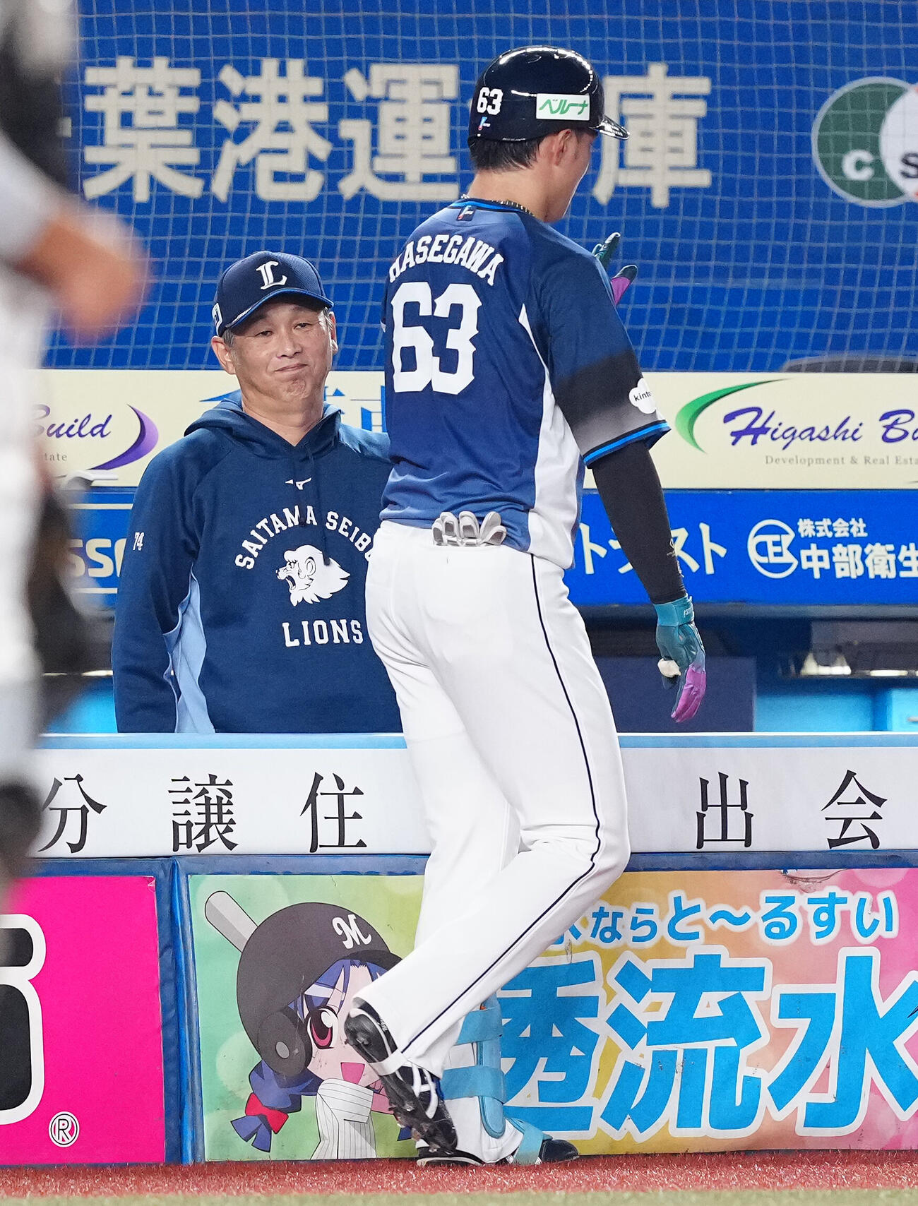 ロッテ対西武　1回表西武1死、先制のソロ本塁打を放った長谷川信哉を迎える西口文也監督（撮影・鈴木みどり）