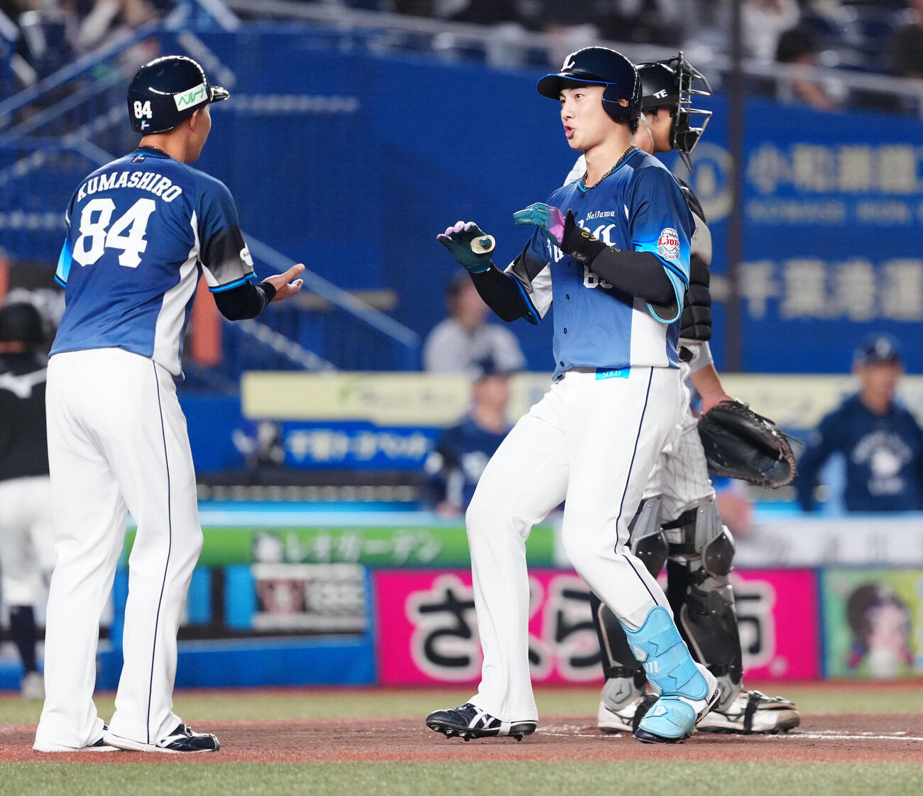 ロッテ対西武　1回表西武1死、先制のソロ本塁打を放ち生還した長谷川信哉（撮影・鈴木みどり）