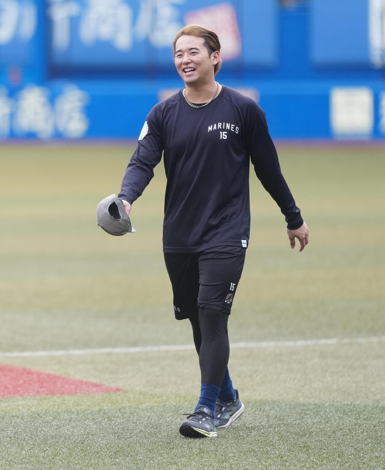 ロッテ対西武　試合前練習を終え笑顔で引き揚げるロッテ横山陸人（撮影・鈴木みどり）