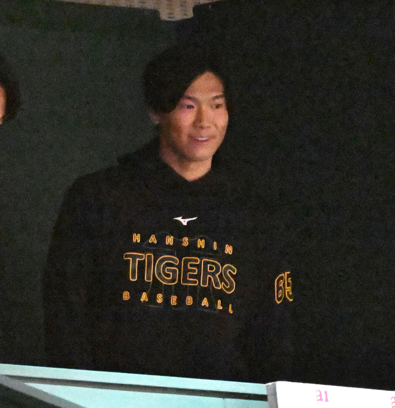 阪神対広島　甲子園球場に駆けつけた阪神湯浅京己（撮影・石井愛子）