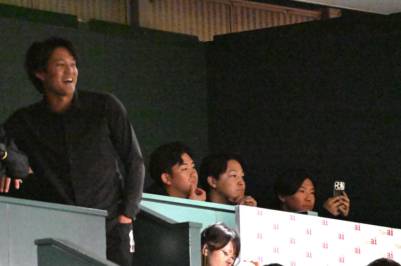 阪神対広島　球場に駆けつけた（左から）藤浪晋太郎、阪神伊原陵人、木下里都、湯浅京己（撮影・石井愛子）