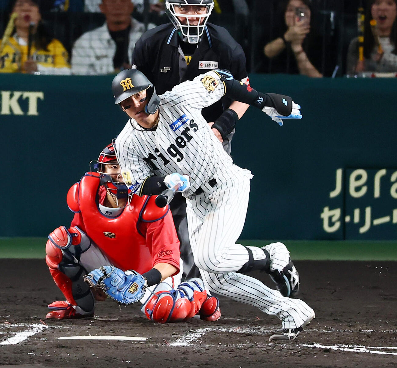 阪神対広島　6回裏阪神1死二塁、代打梅野隆太郎は左前打を放つ（撮影・加藤哉）