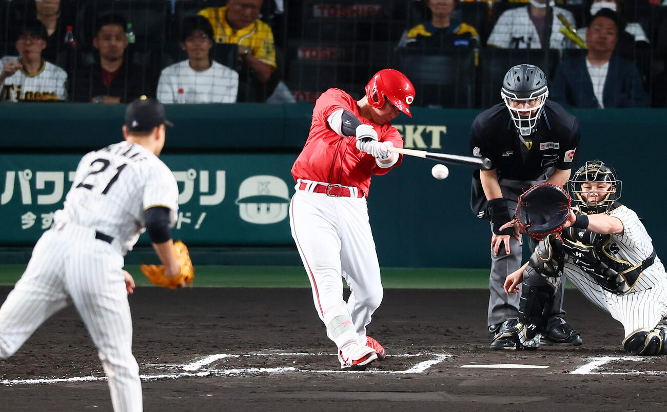 阪神対広島　6回表広島2死一、二塁、坂倉将吾は中前適時打を放つ。投手大竹耕太郎（撮影・加藤哉）
