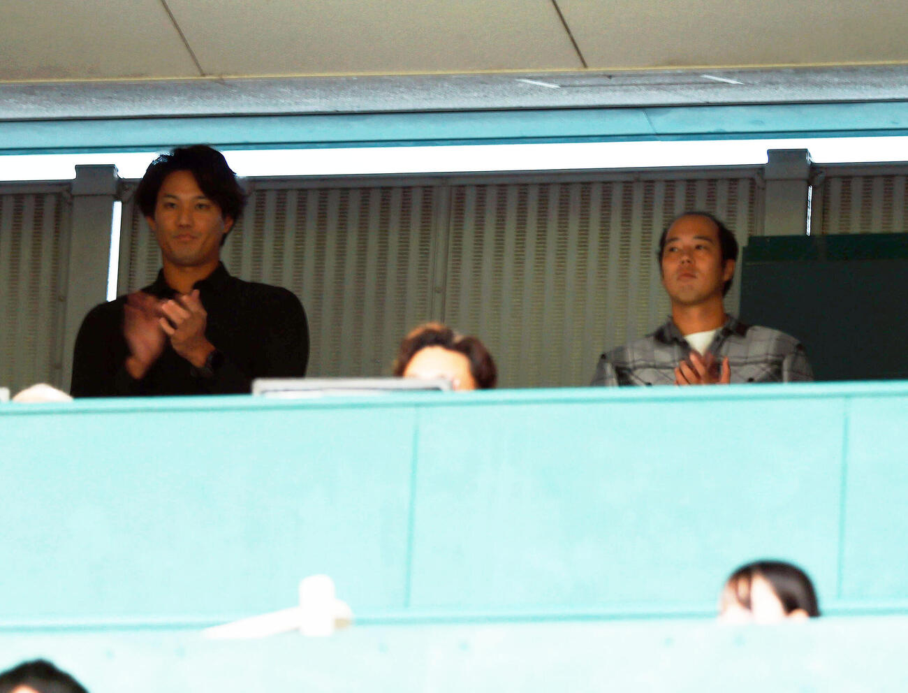 阪神岩貞祐太の引退セレモニーに駆けつけた藤浪晋太郎（左）と青柳晃洋（撮影・上山淳一）