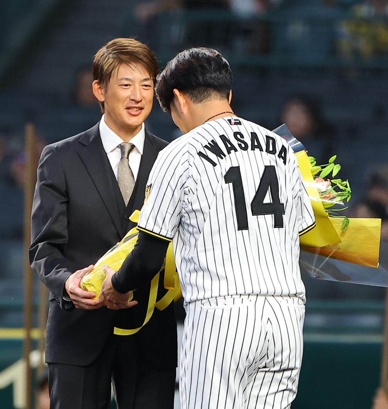 阪神対広島　引退セレモニーで岩貞祐太（右）に花束を手渡す能見篤史氏（撮影・上田博志）