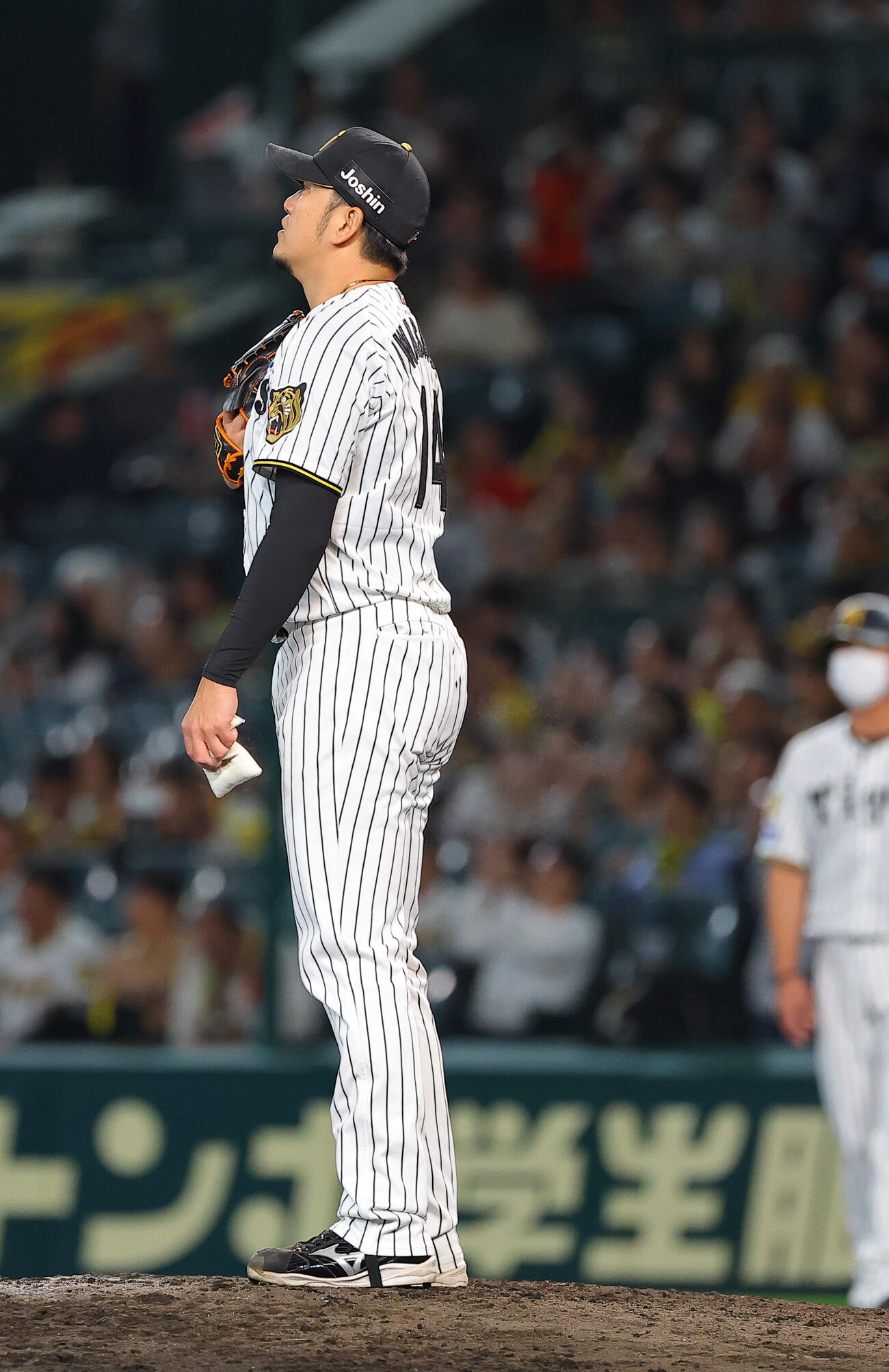 阪神対広島　7回2番手で登板する岩貞祐太はマウンドで深呼吸をする（撮影・上田博志）