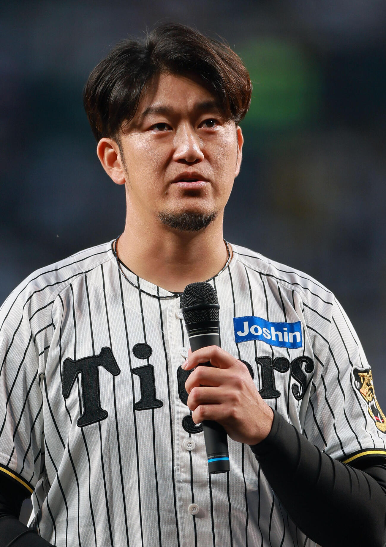 引退セレモニーであいさつする阪神岩貞祐太（撮影・上山淳一）