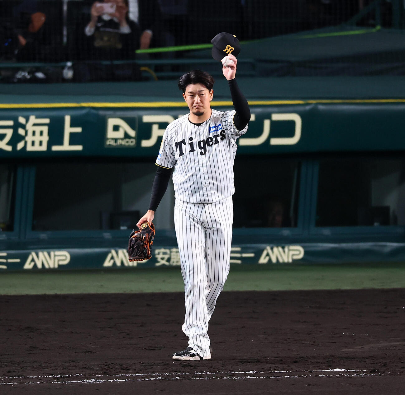 阪神対広島　7回表、登板を終えファンにあいさつする岩貞祐太（撮影・加藤哉）