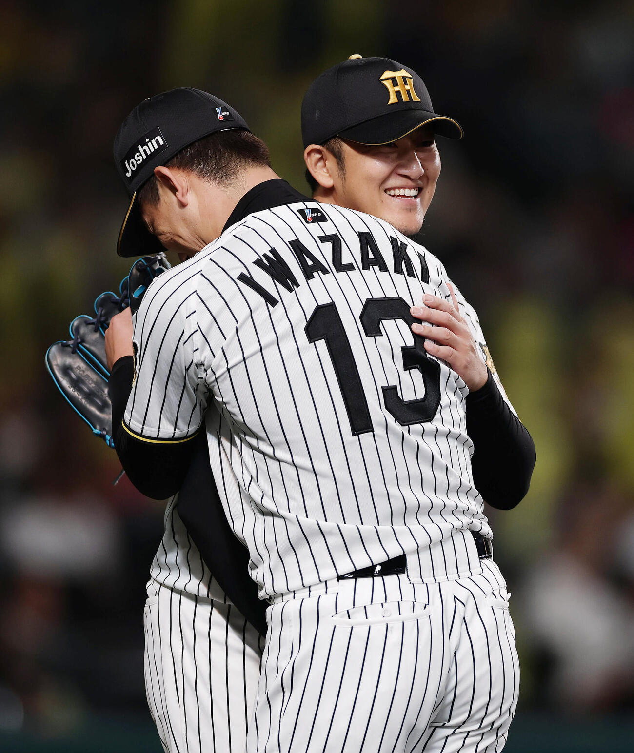 阪神対広島　7回表、登板を終えた岩崎優（左）と笑顔で抱き合う阪神岩貞祐太（撮影・前田充）