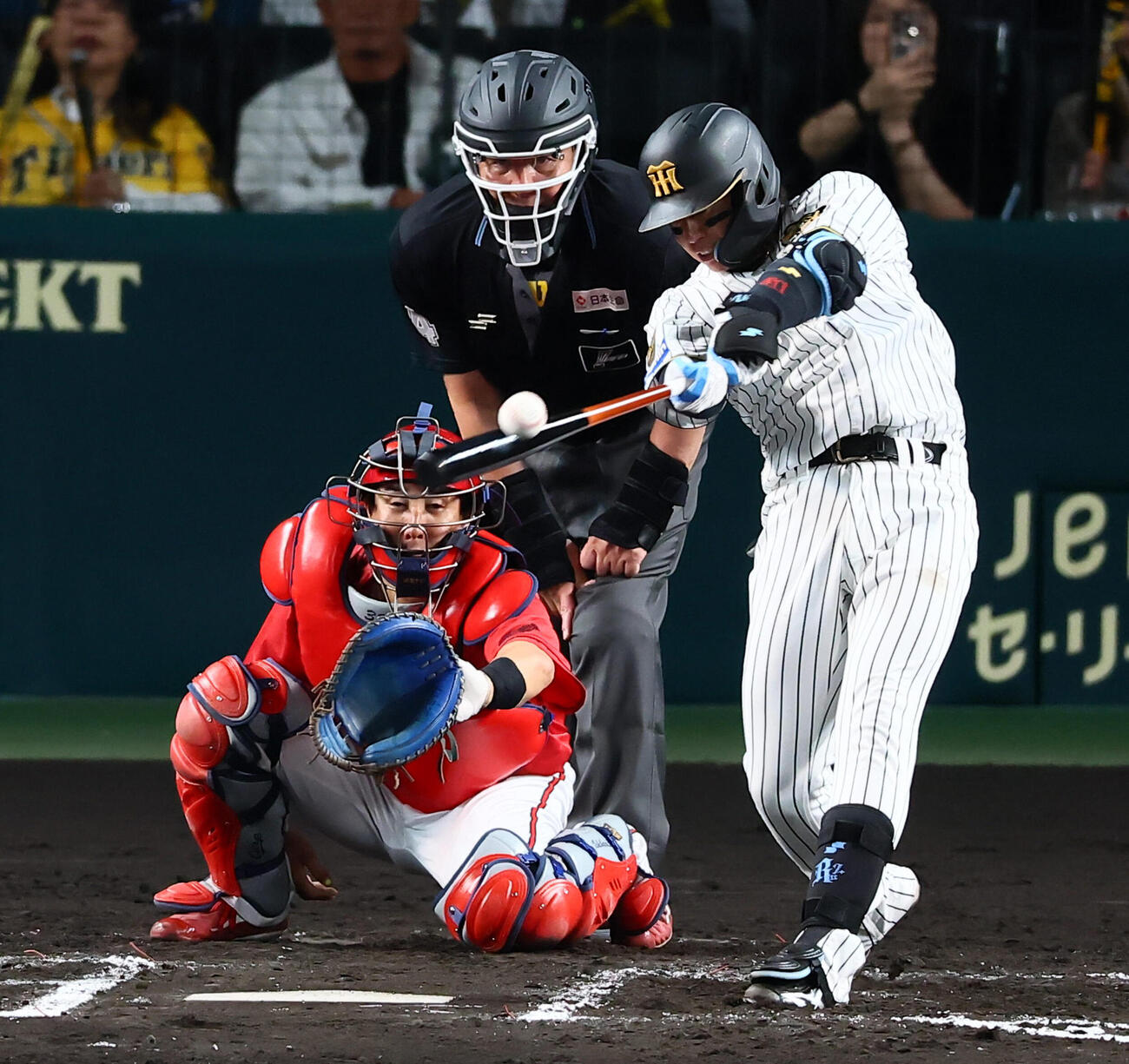 阪神対広島　6回裏阪神1死二塁、代打梅野隆太郎は左前打を放つ（撮影・加藤哉）