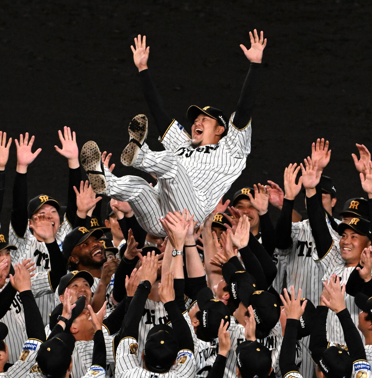 優勝セレモニーで胴上げされる阪神岩貞祐太（撮影・石井愛子）
