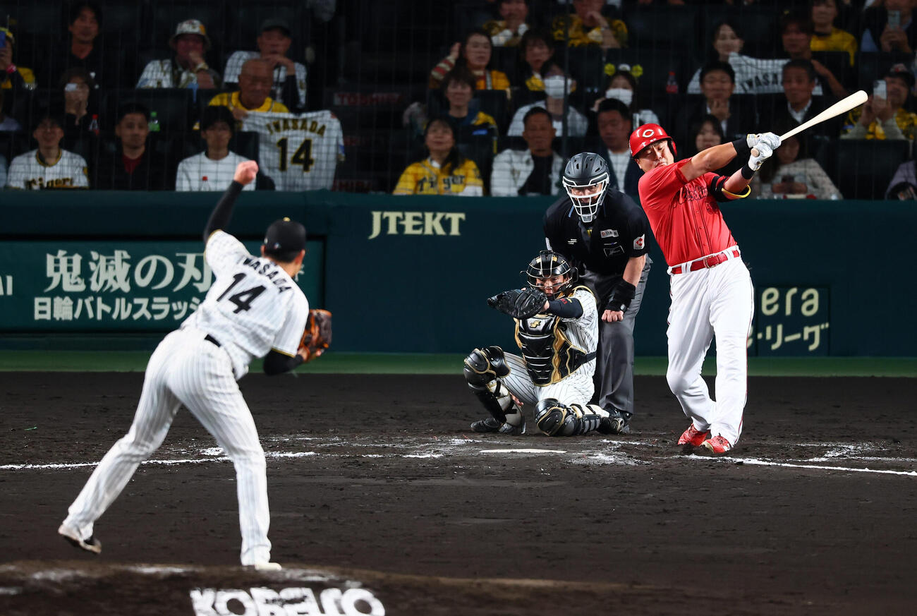 阪神対広島　7回表広島無死、末包昇大は三振に倒れる。投手岩貞祐太（撮影・加藤哉）