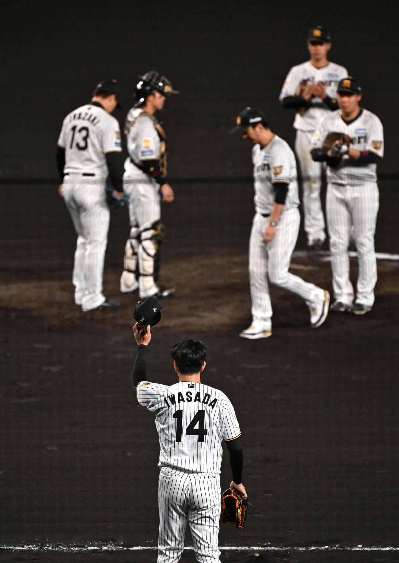 阪神対広島　7回表途中、投球を終えマウンドを降りる岩貞祐太（手前）（撮影・石井愛子）