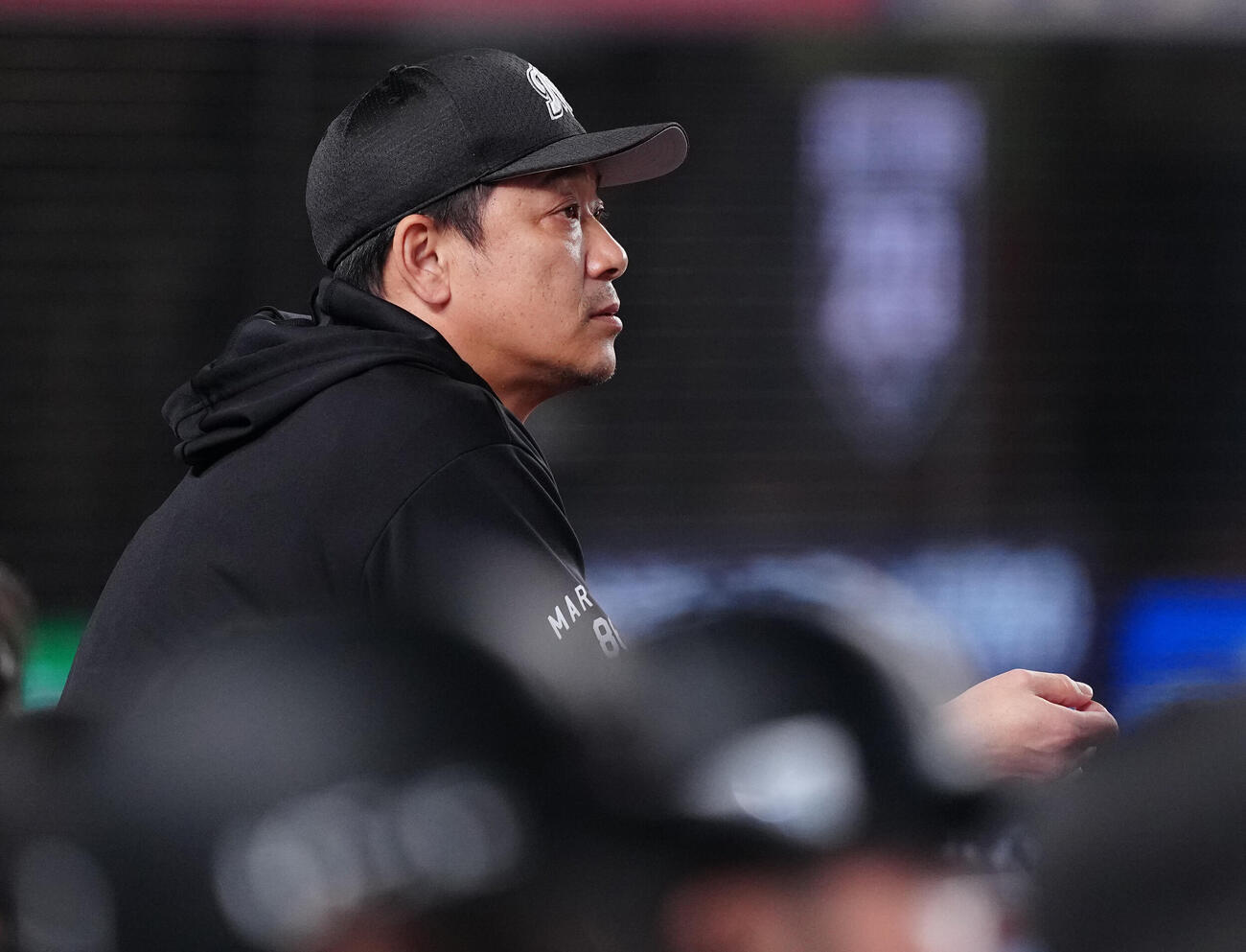 ロッテ対西武　ベンチで浮かない表情のロッテ・サブロー監督（撮影・鈴木みどり）