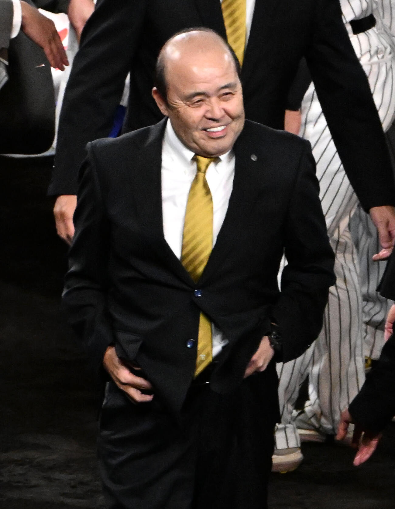 記念撮影に参加する阪神岡田彰布オーナー付顧問（撮影・石井愛子）