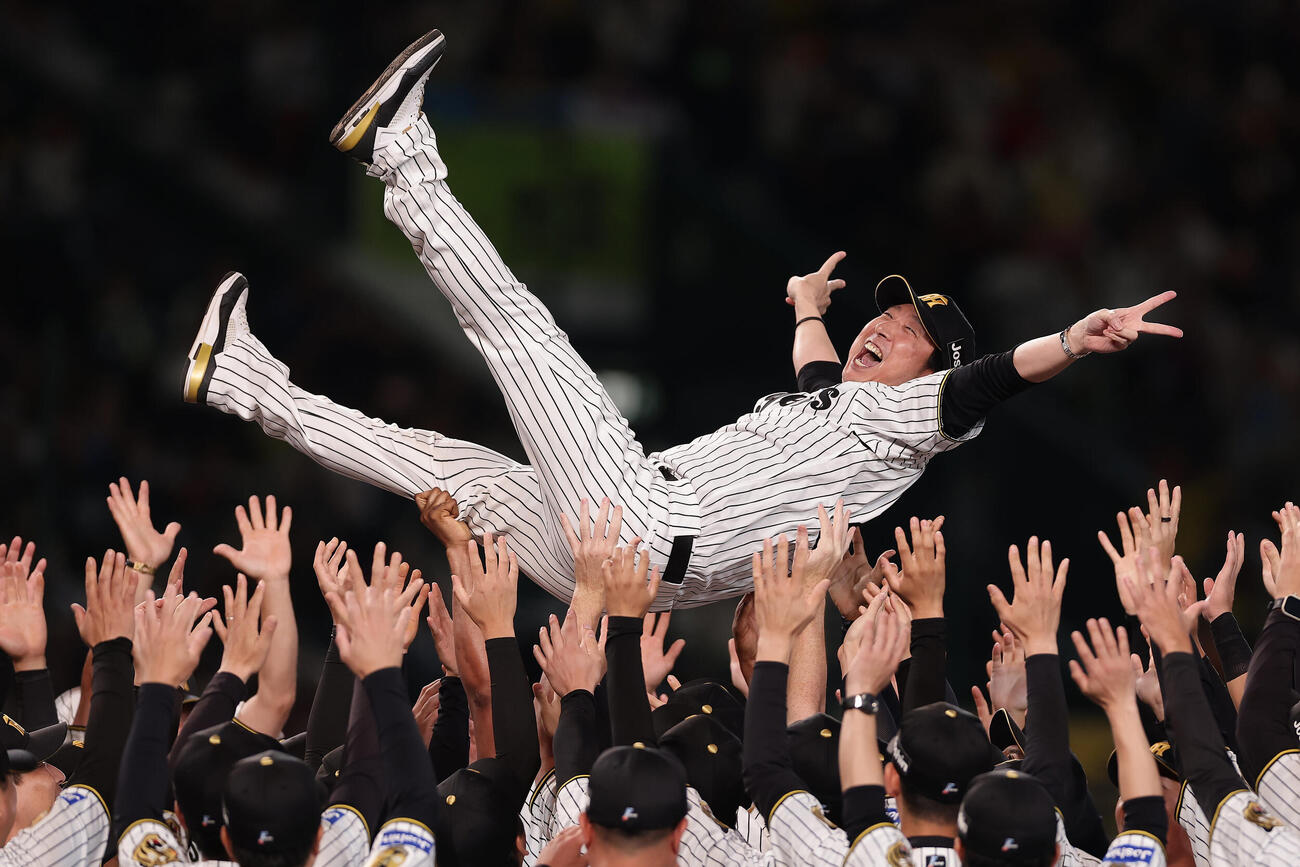 阪神対広島　セ・リーグ連覇を果たし、優勝セレモニーで胴上げされる阪神藤川球児監督（撮影・前田充）