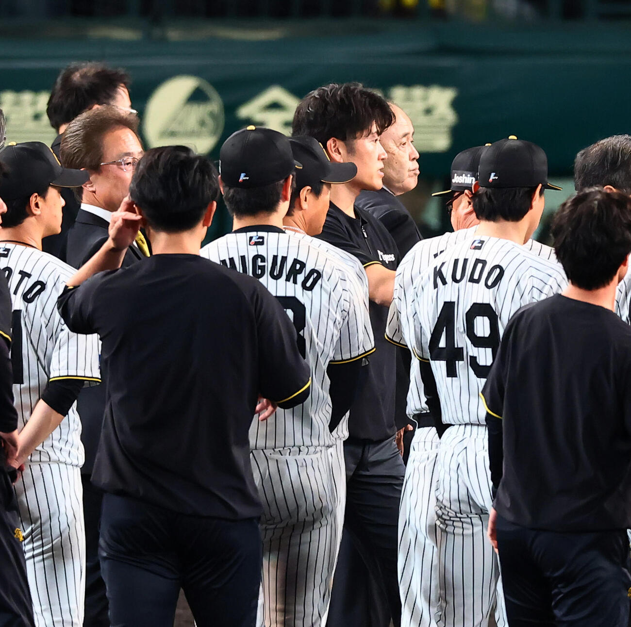 阪神対広島　優勝セレモニーの写真撮影に参加する岡田彰布オーナー付顧問（撮影・加藤哉）