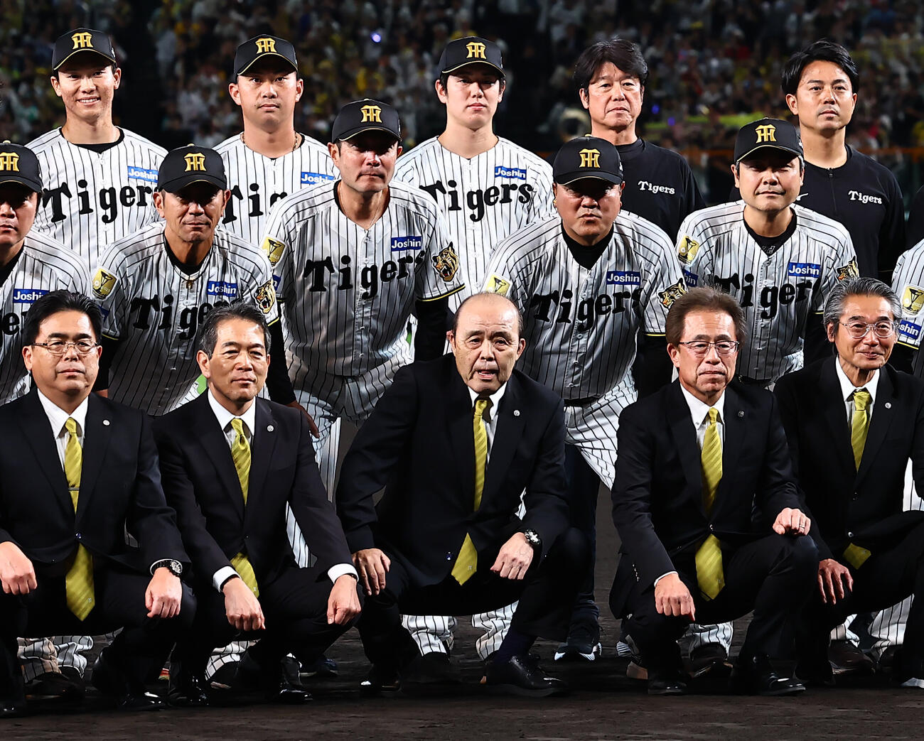 阪神対広島　岡田彰布オーナー付顧問（下段中央）は記念撮影に収まる（撮影・上田博志）
