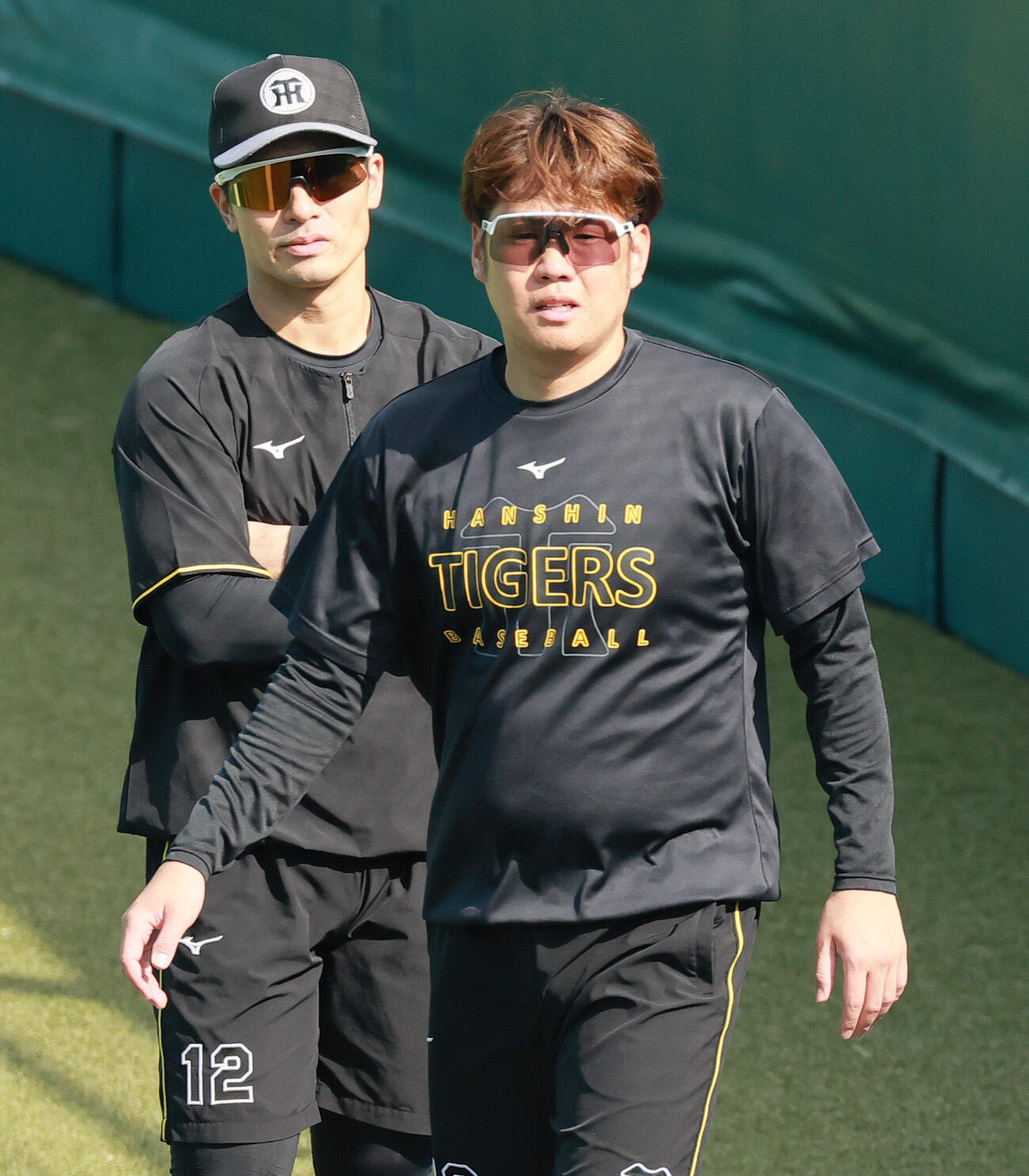 引退試合を翌日に控え阪神坂本誠志郎（手前）と話す西勇輝（撮影・上山淳一）