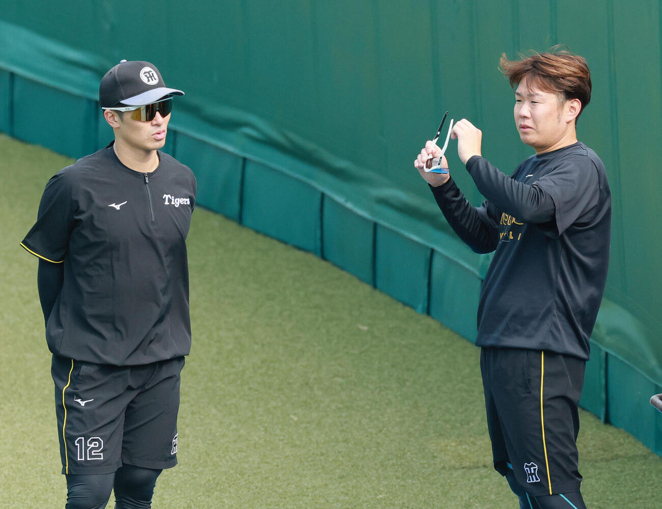 引退試合を翌日に控え阪神坂本誠志郎（左）と話す西勇輝（撮影・上山淳一）