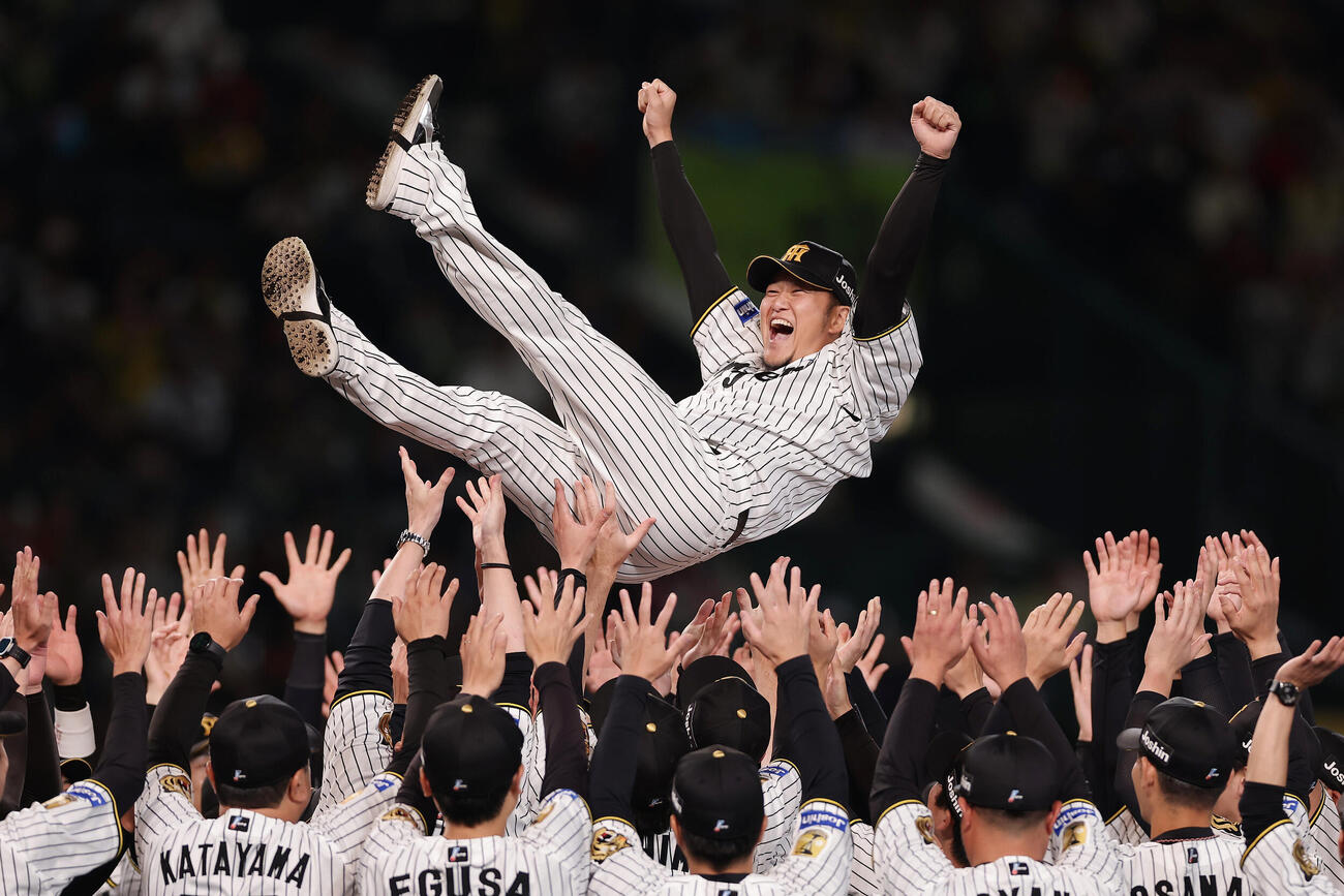 優勝セレモニーで胴上げされる阪神岩貞祐太（撮影・前田充）