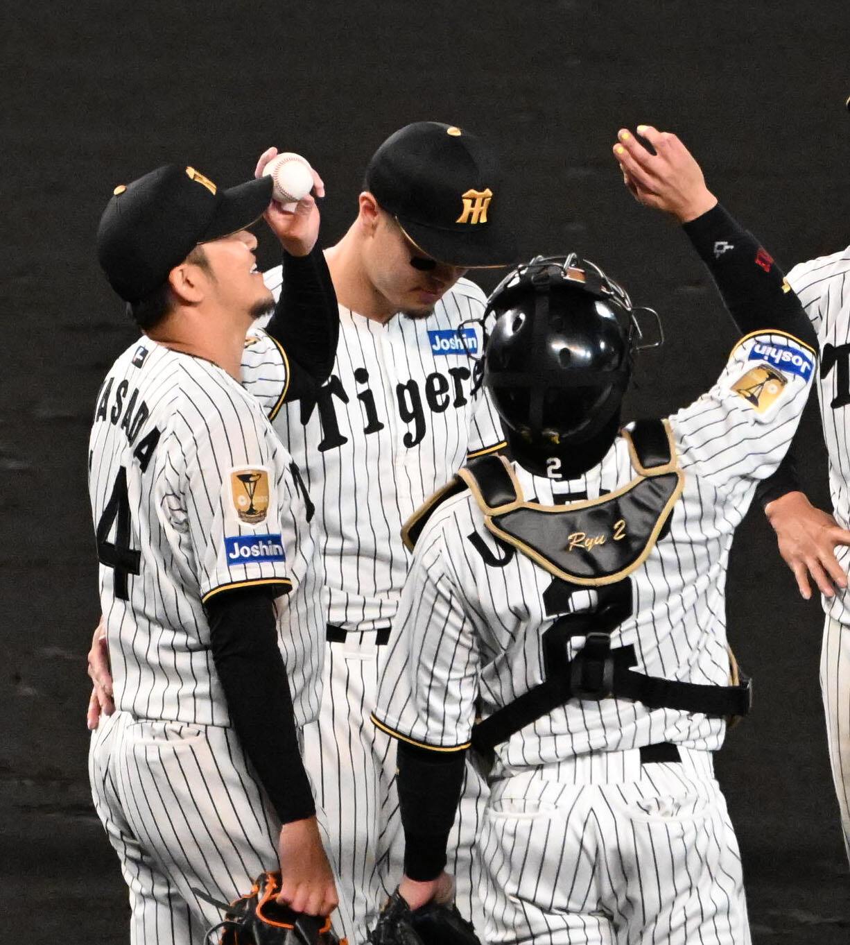 阪神対広島　7回表、投球を終え梅野隆太郎（右）と天を見上げる岩貞祐太（撮影・石井愛子）