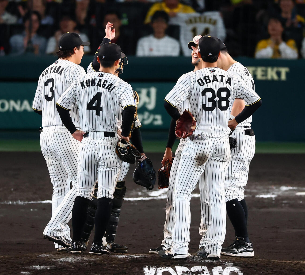 阪神対広島　7回表広島無死、現役最後の登板を終えた岩貞祐太（右）は梅野隆太郎とマウンドで天を向いた（撮影・加藤哉）