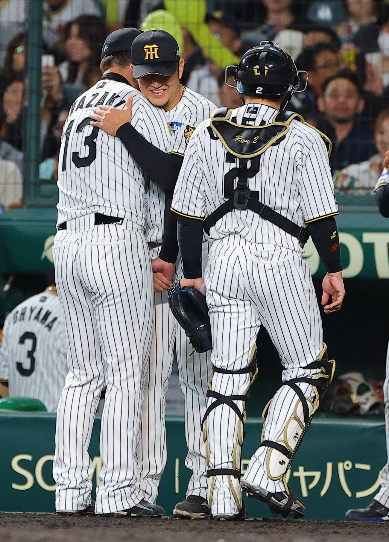 阪神対広島　岩貞祐太（中央）はベンチ前で梅野隆太郎（右）と岩崎優を出迎える（撮影・上田博志）