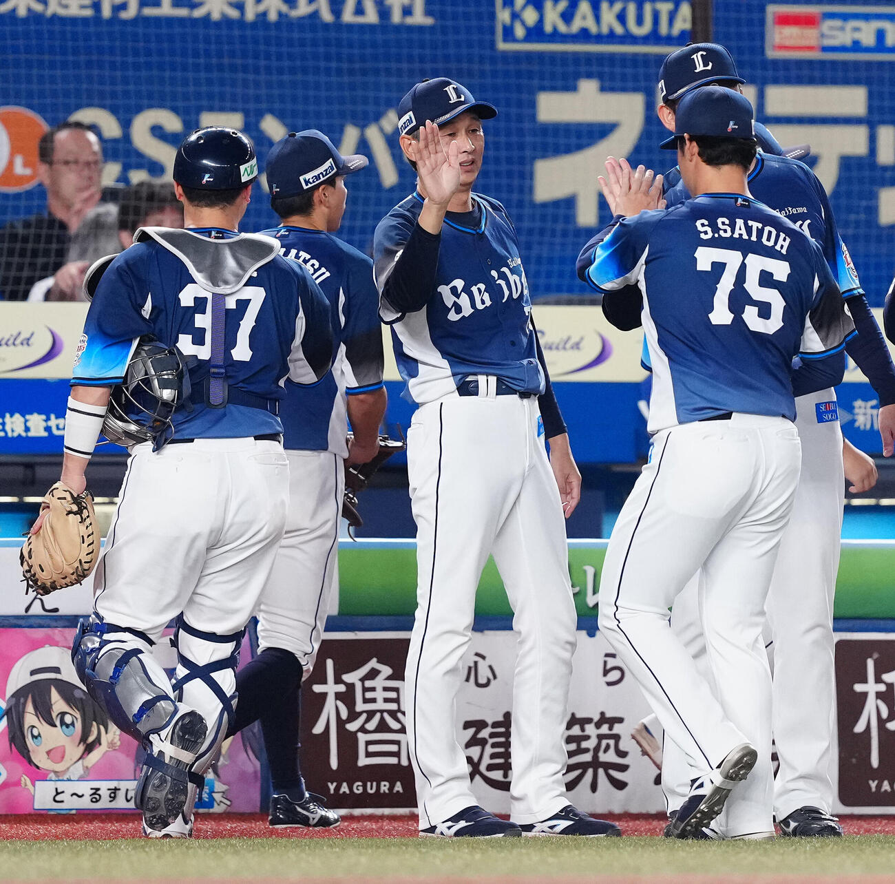 ロッテ対西武　ロッテに勝利し佐藤爽（右手前）らナインを迎える西武西口文也監督（撮影・鈴木みどり）