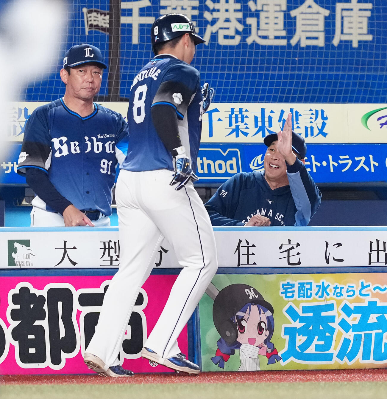 ロッテ対西武　2回表西武無死二塁、外崎修汰の捕ゴロの間に生還した二塁走者渡部聖弥を迎える西口文也監督（右）（撮影・鈴木みどり）