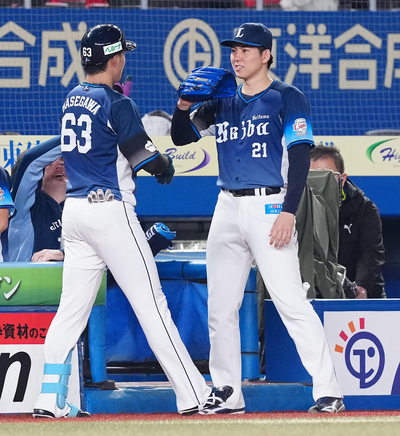 ロッテ対西武　1回表西武1死、先制のソロ本塁打を放った長谷川信哉（左）を迎える武内夏暉（撮影・鈴木みどり）