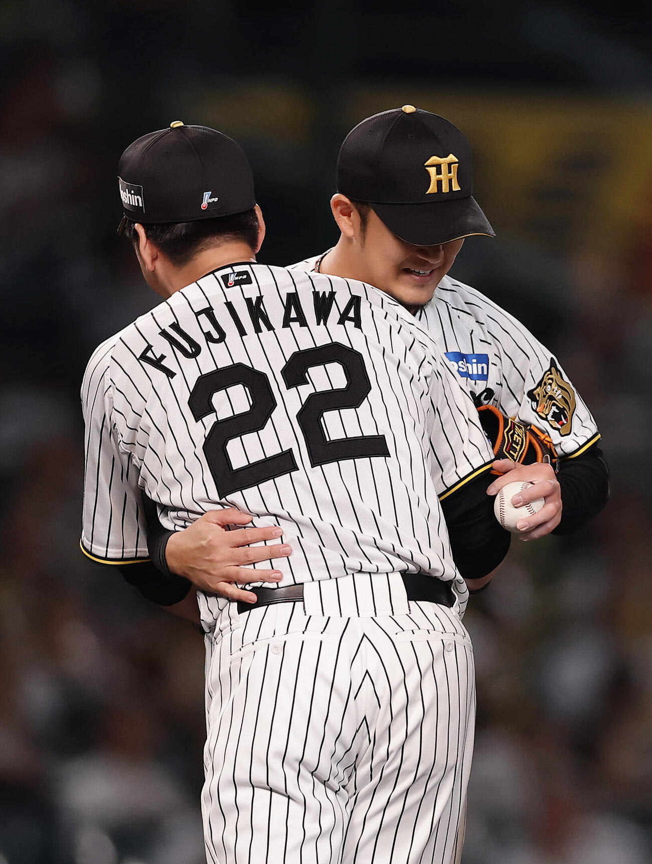 阪神対広島　7回表、登板を終え藤川球児監督（左）と抱き合う阪神岩貞祐太（撮影・前田充）