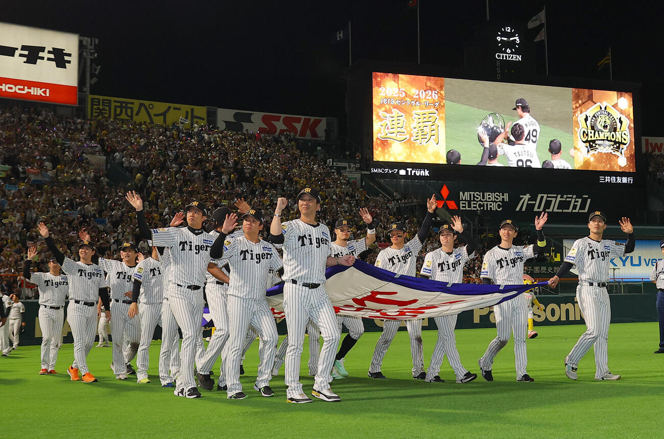 阪神対広島　ペナントを手に場内を1周する藤川球児監督（中央）とナイン（撮影・上田博志）