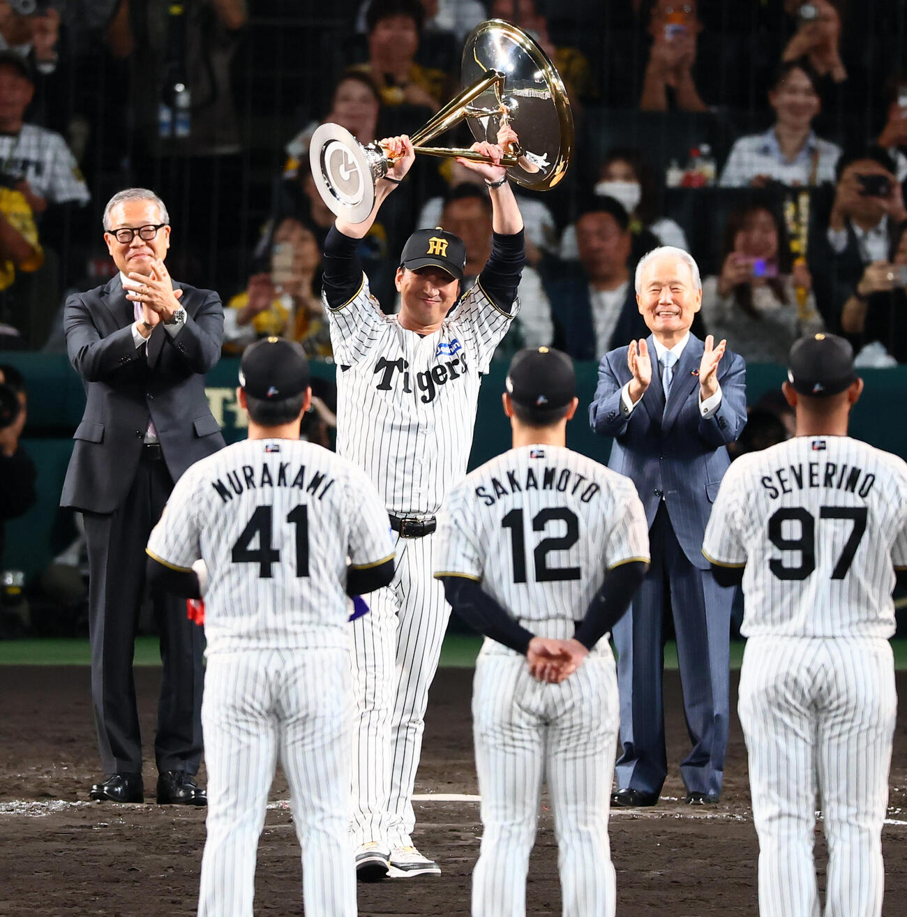 阪神対広島　優勝セレモニーでトロフィーを掲げ笑顔を見せる阪神藤川球児監督（撮影・加藤哉）