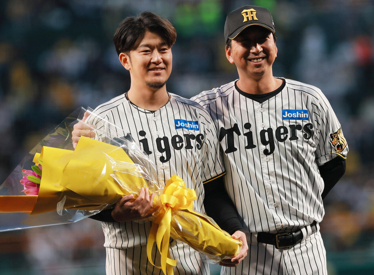 阪神岩貞祐太（左）は藤川球児監督から花束を贈られ笑顔を見せる（撮影・上山淳一）