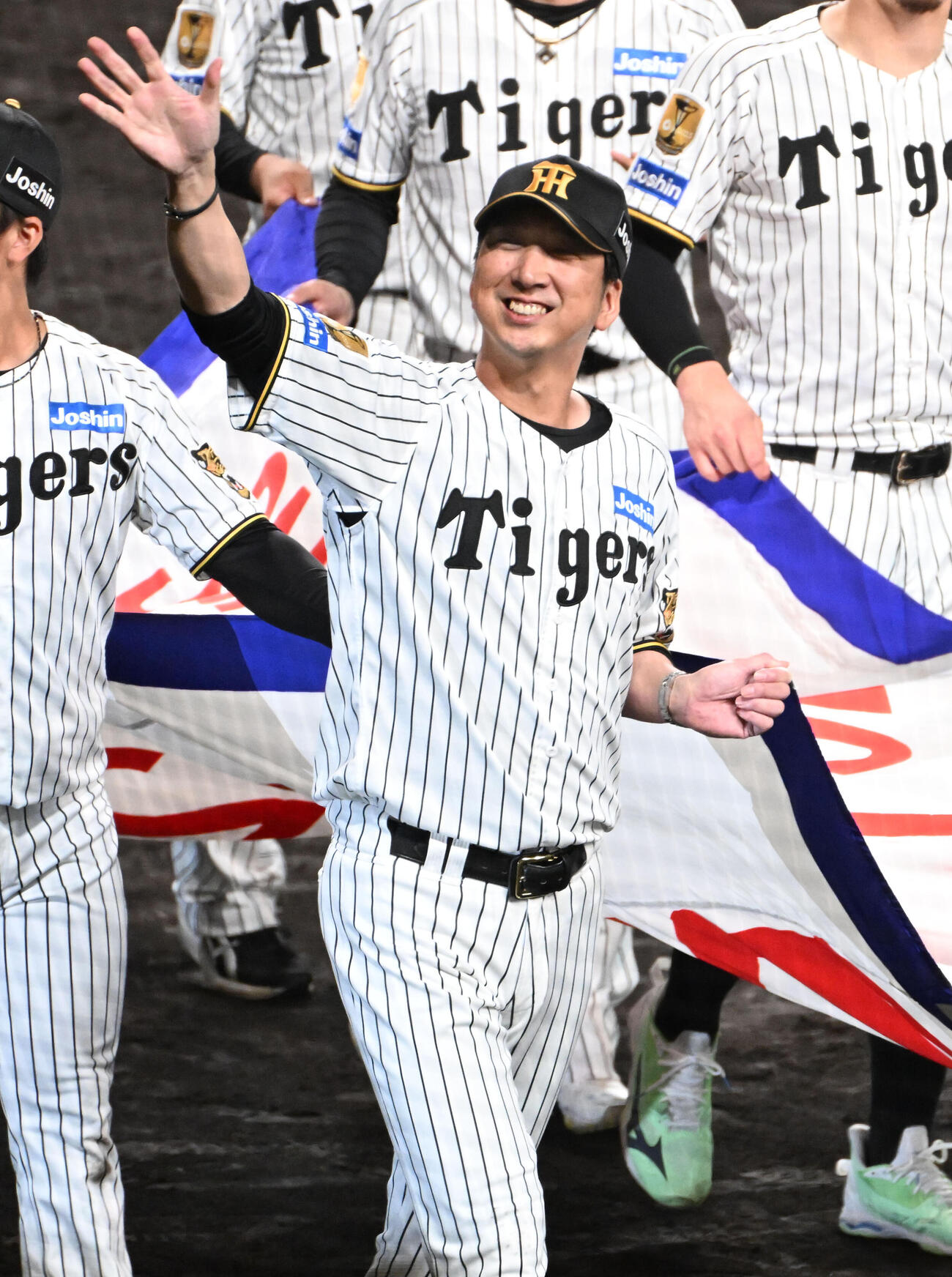 ファンらに手を振る阪神藤川球児監督（撮影・石井愛子）
