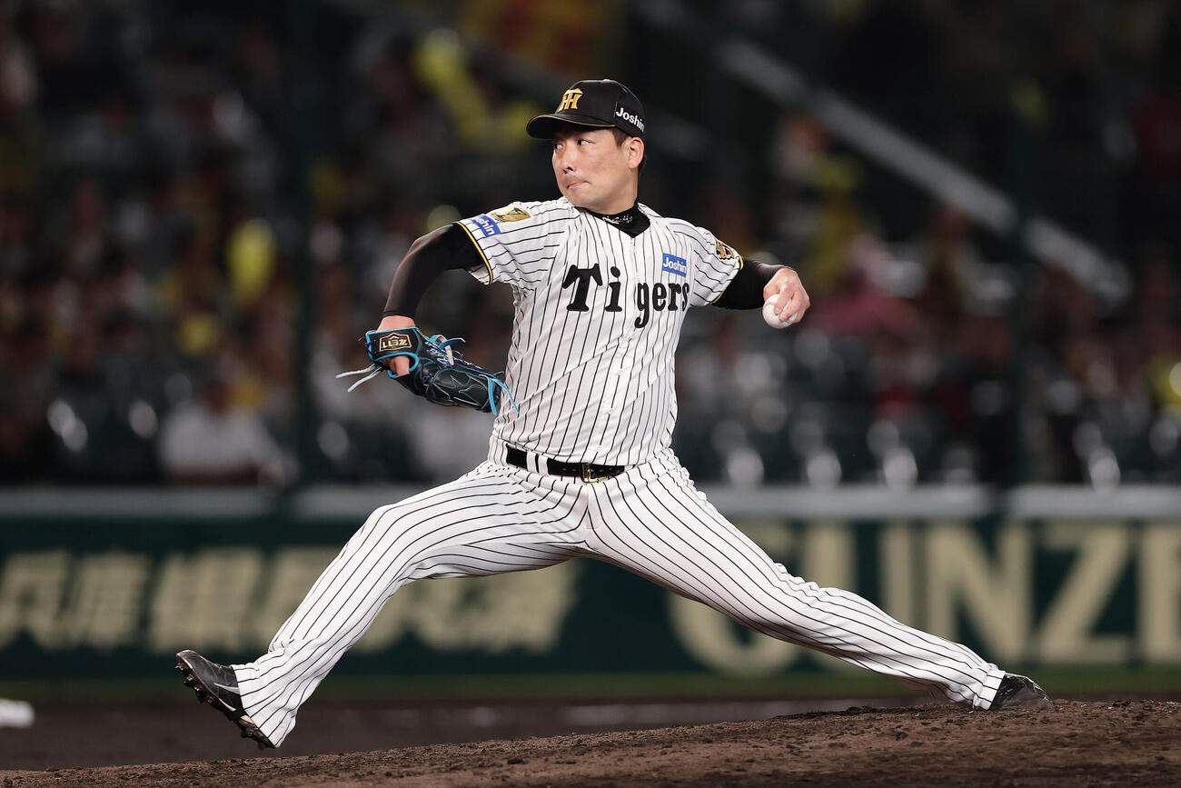 阪神対広島　阪神3番手の岩崎優（撮影・前田充）