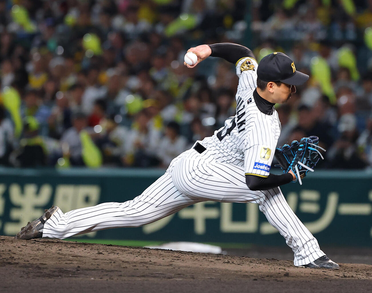 阪神対広島　阪神3番手の岩崎優（撮影・上田博志）