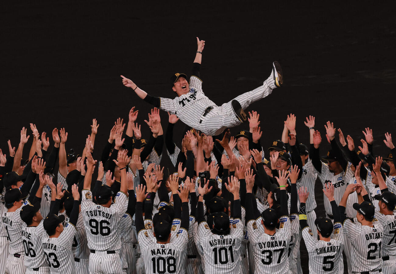 セ・リーグ優勝の表彰式でナインから胴上げされる阪神藤川球児監督（撮影・上山淳一）
