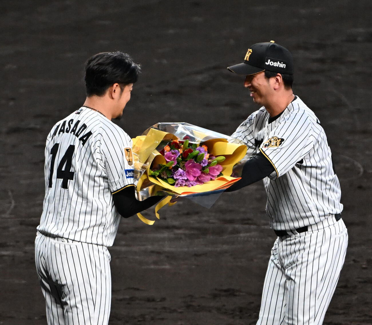 引退セレモニーで阪神藤川球児監督（右）から花束を贈呈される阪神岩貞祐太（撮影・石井愛子）