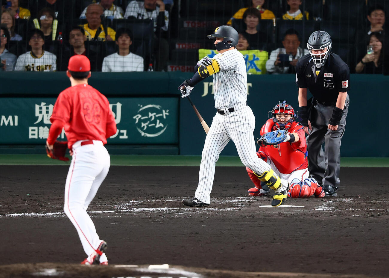 阪神対広島　3回裏阪神無死、四球を選ぶ森下翔太。投手赤木晴哉（撮影・加藤哉）